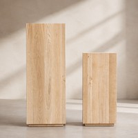 Table basse en bois rustique de style farmhouse avec finition vieillie, idéale pour la décoration d'un salon spacieux