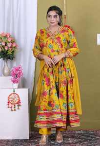 Nouvel ensemble ethnique haut de gamme pour femme en rayonne, style Angarkha, avec pantalon Bada Ghera et dupatta, fabriqué à partir de matériaux recyclés, idéal pour les occasions festives - Product Image 3