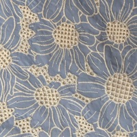 Penjualan Panas Kain Bordir Bunga Matahari 3D Nonwoven Ringan 100% Katun Desain Bunga Biru untuk Kemeja, Blus, Gaun, dan Tas.