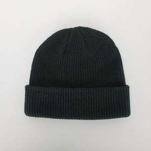 Chapeaux d'hiver pour femmes tendance, bonnets en tricot avec étiquette en cuir, pompon en fourrure, bonnets de ski en acrylique tricotés - Product Image 2