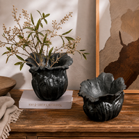 Bol décoratif en céramique noire avec bordure à pétales festonnés, bol sculptural pour la décoration de la maison