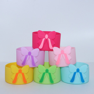 Nueva Base Protectora de Cuero PU con Forma de Corazón para Botella de Agua Stanley Cup, Aislante Térmico, Antideslizante, con Lazo y Diseño de Flor de Manzanilla - Product Image 3