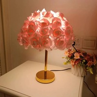 Lampe de table LED en forme de rose rouge, lampe à pétales, lumière chaude, pour chambre à coucher, chevet, salon, cadeau décoratif romantique, base sphérique blanche