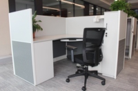 Postes de travail modernes pour centre d'appels avec cloisons en aluminium, bureaux individuels compacts pour 2, 4, 6 ou 8 employés