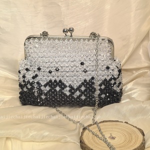 Pochette Elegante <span class=keywords><strong>Bianca</strong></span> <span class=keywords><strong>e</strong></span> <span class=keywords><strong>Nera</strong></span> - Borsa a Tracolla con Perline Fatta a Mano, <span class=keywords><strong>Clutch</strong></span> da Sera per Signora - Product Image 2