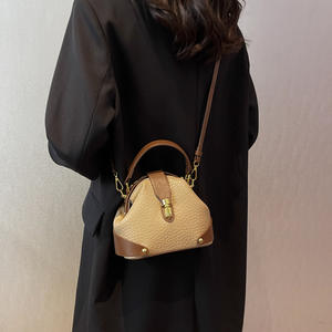 Borsa da Donna alla Moda, Semplice ed Elegante, Adatta per Uso a Tracolla o a Spalla, con Decorazione a Fibbia Metallica. - Product Image 4