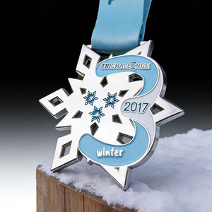 Medaglia Anticata Placcata Oro a Forma di Fiocco di Neve con Intarsio in Smalto - Premio TriChallenge Inverno 2026 per Eventi a Tema Musica e Amore - Product Image 1