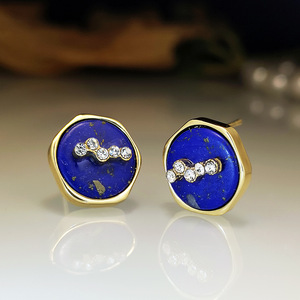 Orecchini a Bottone Vintage con Dettaglio in Pietra Blu, Design Classico, Accessori di Moda per Donne - Product Image 1