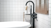 Style debout de robinet de baignoire au sol à haut débit noir mat autoportant contemporain