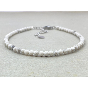 Pulsera de Howlite, Joyería Delicada con Piedras Preciosas, Cuentas Microfacetadas, Pulsera de Cristal, Joyería Minimalista, Pulsera con Piedras Preciosas Pequeñas - Product Image 1