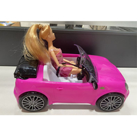 Poupée de mode de 11 pouces assise dans une voiture de course colorée avec roues mobiles pour le jeu d'imitation des enfants, cadeau