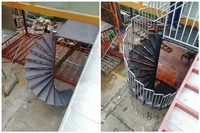 Escalier en colimaçon moderne de luxe pour intérieur avec structure en acier au design en arc, marches en bois et garde-corps en verre