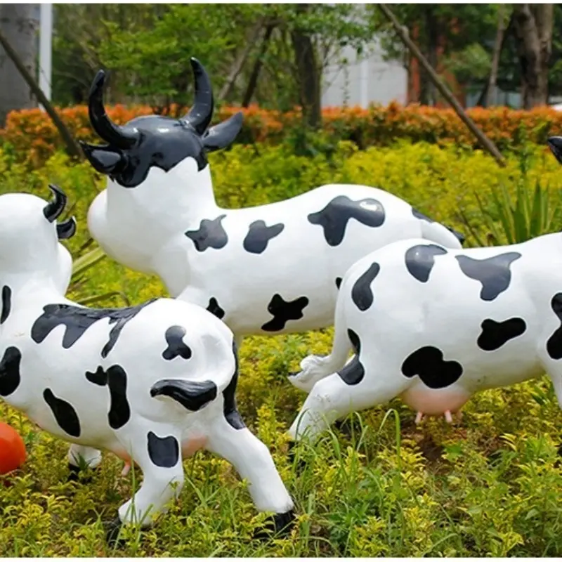 Özelleştirilmiş fabrika fiberglas simülasyon süt reçine inek fiberglas heykeli süt sığır fiberglas heykeli Park ekran için