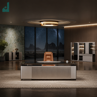 Bureau de direction haut de gamme à base métallique côtelée verticale, finition argent satiné, avec armoire latérale intégrée et prise escamotable pour bureau
