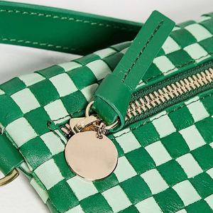 Bolso de cintura grande para mujer, de cuero personalizado, verde, tejido a cuadros, bandolera, con cremallera, portátil, para viaje, para llevar en cualquier lugar. - Product Image 3