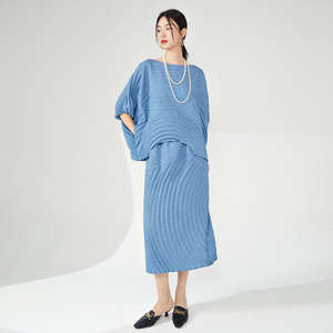 ชุดพลีทสุดหรูสำหรับผู้หญิง ลายคลื่น ผ้าเนื้อนุ่ม สวมใส่สบาย แขนทรงปีกค้างคาว ชุดสองชิ้น สไตล์เกาหลี สำหรับการค้าขายข้ามพรมแดน - Product Image 3