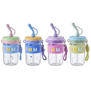 ขวดน้ำพลาสติกน่ารักพร้อมหลอดดูด ฝาเกลียว ปลอดสาร BPA สำหรับนักเรียน พกพาสะดวก มีหูหิ้วแบบเชือก ดีไซน์สำหรับฤดูร้อน - Product Image 5