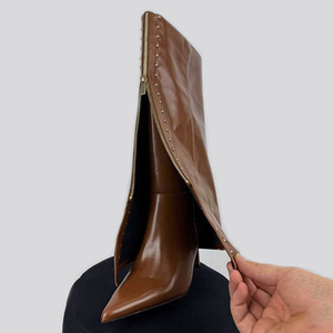 Botas de tacón alto para mujer con punta metálica, remaches superpuestos y cremallera frontal, estilo pantalón largo - Product Image 4