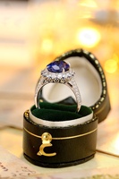 Bague de fiançailles Lanphear Jewelry en platine PT950 avec saphir taille ovale, halo double couche à accents mixtes et alliance pavée