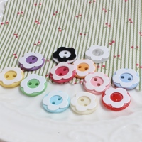 Kancing Resin Bulat dengan Desain Bunga Beragam Warna 2 Lubang 16L 18L 20L 24L 28L untuk Kemeja dan Sweater