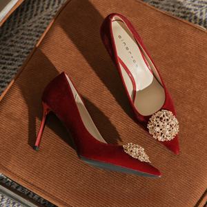 รองเท้าส้นสูงหนังกลับสีแดง สไตล์เทพธิดาสง่างาม ปลายแหลม ส้นเข็ม ประดับโบว์ สไตล์จีน ชุดแต่งงานฤดูร้อน - Product Image 1