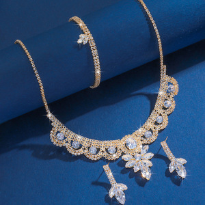 Aksesori grosir <span class=keywords><strong>Set</strong></span> perhiasan berlian imitasi kristal tembaga-gelang rantai klavikula berlapis emas/perak & anting-anting untuk wanita - Product Image 4