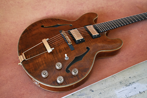 Guitarra eléctrica Yunzhi Archtop de cuerpo hueco estilo ES335, hecha a mano, con tapa de abeto, mástil de arce macizo y diapasón de ébano. - Product Image 5