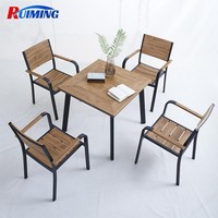 Vente en gros Table et chaises modernes en bois plastique pour l'extérieur Ensemble de salle à manger tout temps en WPC pour patio et jardin Prix bon marché