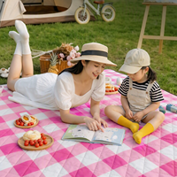 Couverture de pique-nique OEM 3 couches imperméable pliable matelassée, sac de transport, design moderne, vente en gros pour usage extérieur, plage et camping
