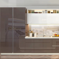 Set Dapur Modular Mewah Modern Gaya Italia dengan Finishing Lacquer High Gloss, Kabinet Dapur Tanpa Gagang, dan Meja Pulau Waterfall