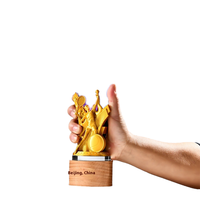 2024 nuevo trofeo de cristal colorido excelente premio al empleado en la serie pentagrama plumas de resina caballo dragón para la industria de seguros