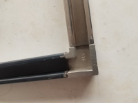 Connecteur d'angle professionnel à 90 degrés Finition miroir en acier inoxydable 316 pour l'extérieur Fabrication de main courante de tube à fente moderne