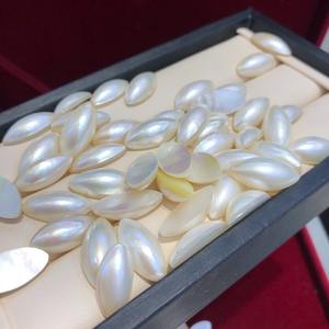 Pendientes de perlas de agua de mar Mabei World, perlas Mabe blancas de 10 mm, pendientes ovalados con borde dorado, joyería minimalista para mujer - Product Image 2