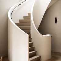 Escalier courbé robuste sur mesure avec structure métallique pour usage résidentiel