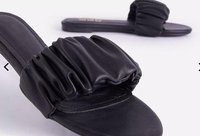Sandales plates à brides larges froncées couleur nude pour femme, en similicuir souple, à bout ouvert, faciles à enfiler, pour la marche décontractée ou comme pantoufles d'intérieur