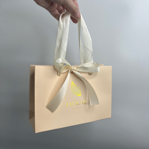 Sacs cadeaux de luxe couleur pêche avec estampage à chaud doré - Sacs shopping en satin avec nœud pour produits de soin et cosmétiques - Product Image 2