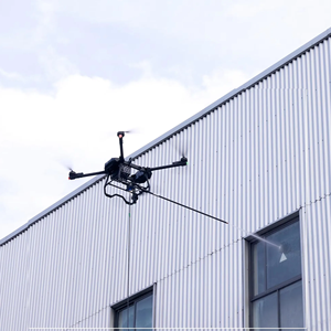 Drone commercial pour le nettoyage des panneaux solaires des façades de bâtiments, <span class=keywords><strong>hauteur</strong></span> de vol de 100 m, drone pour le nettoyage des toits de maisons - Product Image 3