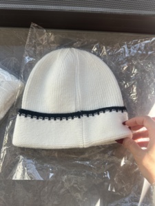 Gorro de Invierno Europeo Americano con Letras Bordadas, Tejido Jacquard de Spandex/Algodón, Grueso, con Protección para las Orejas - Product Image 3