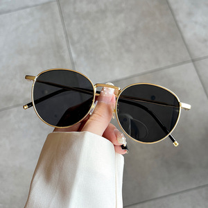 Gafas de Sol Qianai Retro con Marco Redondo Unisex, Metal Dorado, Marco Completo, Protección UV400 Clase 2, Lentes AC - Product Image 1