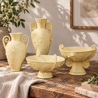 Collection de vases à fleurs en céramique et de plateaux décoratifs sur pied avec motifs floraux en relief pour la décoration intérieure