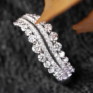 Anillo de Diamantes de Oro Blanco para Mujer Q351, Corte Brillante Redondo, Color G Natural, Estilo Clásico de Compromiso - Product Image 1