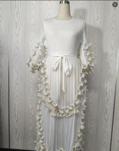 Một chiếc váy thanh lịch màu rắn mới với viền tai màu đen Một chiếc thắt lưng cổ tròn và một chiếc váy xếp li Miyake thoải mái - Product Image 1