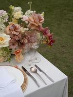 Centre de table de luxe en fleurs artificielles couleur pêche douce, arrangement floral pour mariage et décoration de table événementielle