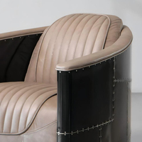 Sofá Industrial Personalizado KARFASA Modelo 2046-1S, de Cuero Genuino, con Reposabrazos de Aluminio Vintage, Estilo Aviador, Hecho a Mano, con Detalles Metálicos, de una Sola Plaza