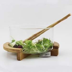 Ensaladera de vidrio con base de bambú y juego de cubiertos, diseño minimalista para servir comida en fiestas. - Product Image 4