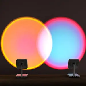 Lampu proyektor LED, dekorasi USB RGB warna-warni proyeksi matahari terbenam di latar belakang meja suasana pelangi suasana malam hari
