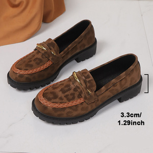 รองเท้าส้นเตี้ยแบบสวมลายเสือดาวสไตล์อังกฤษ รุ่นใหม่สำหรับฤดูใบไม้ร่วง ไซส์ใหญ่ ตกแต่งโลหะ สำหรับผู้หญิง - Product Image 3