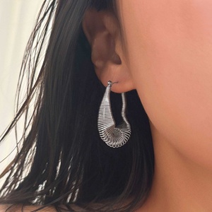 Aretes de Aro de Acero Inoxidable con Baño de Oro de 18K, Estilo Gótico, Tendencia Actual, Alta Retención de Color, Diseño Colgante, Nicho de Moda, Venta al Por Mayor, Disponibles - Product Image 3