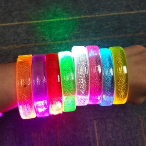 Bracelet <span class=keywords><strong>lumineux</strong></span> LED personnalisé <span class=keywords><strong>pas</strong></span> <span class=keywords><strong>cher</strong></span> en acrylique coloré, bracelet à bulles LED clignotant, accessoires de concert, bracelet à bulles LED - Product Image 4
