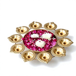Juego de diyas de latón chapado en oro con centro floral y bandeja circular para decoración del hogar - Product Image 4